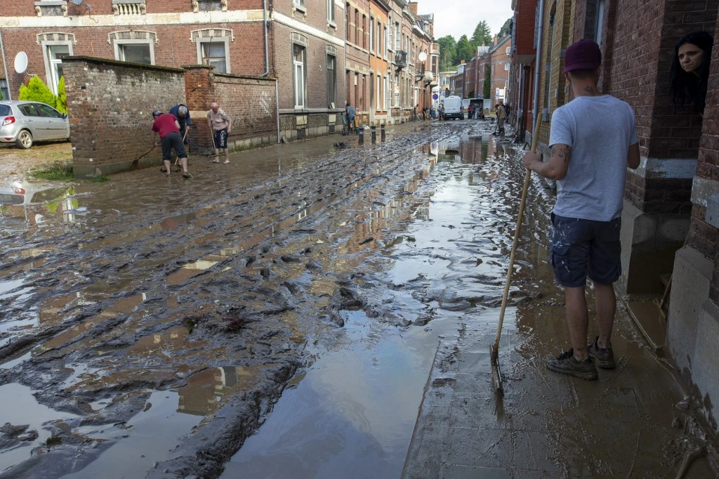 Belgique : à Dinant, déblayage et désolation après un torrent de boue