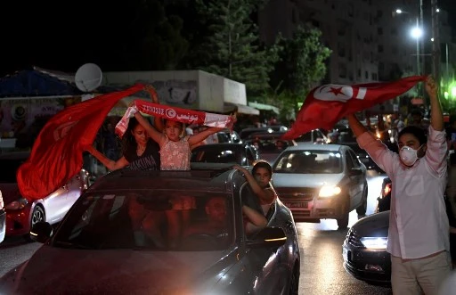 Joie et manifestations dans les rues de Tunis après les annonces faites par Saïd