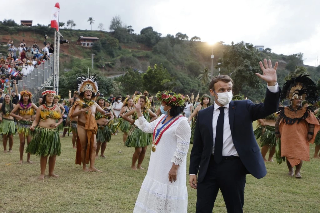 Le président français Emmanuel Macron et la maire de Hiva Oa Joëlle Frebault (g), sur les îles Marquises le 25 juillet 2021. AFP