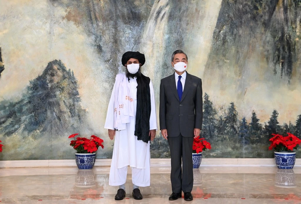 Washington met en garde les talibans, Pékin les reçoit