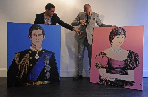 Des portraits de Charles et Diana peints par Andy Warhol pour célébrer leur mariage ont été mis en vente pour 2 millions de livres (3,1 millions de dollars ou 2,4 millions d'euros). Les peintures n'ont pas été vues depuis 1982, l'année suivant le mariage, lorsqu'elles ont été achevées et achetées par un collectionneur privé. (Carl de Souza/AFP)