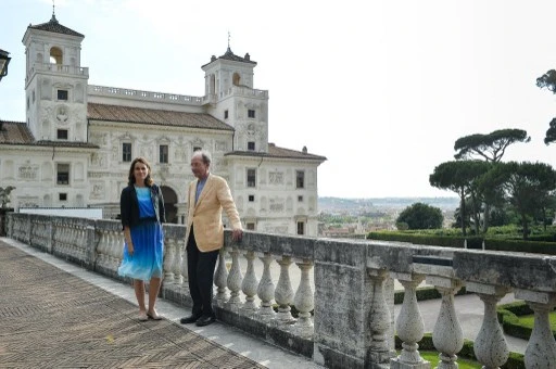 L’ancienne ministre française de la Culture Aurélie Filippetti (g) avec le philosophe italien Giorgio Agamben lors de sa visite à la Villa Médicis, siège de l'Académie française à Rome, le 11 juillet 2014. (Andreas Solaro/AFP)
