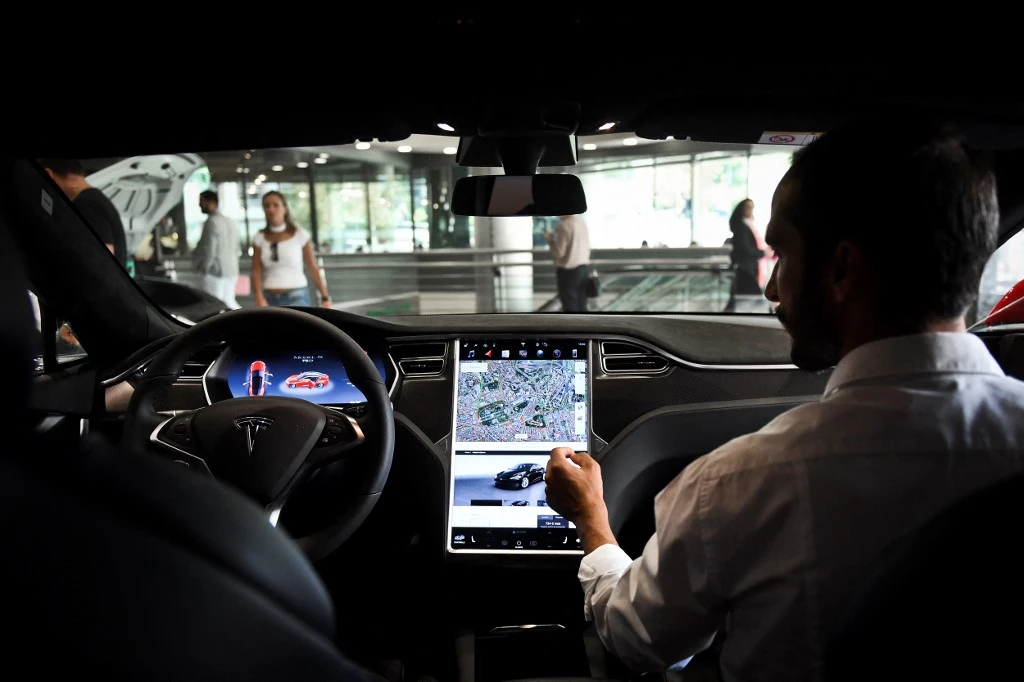 Tesla gagne pour la première fois plus d'un milliard de dollars sur un trimestre