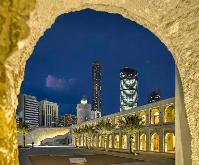 Gros plan architectural d'une arche de Qasr Al Hosn, mettant en évidence les couloirs de cette attraction et son emblématique tour, éclairée par de vives lumières la nuit. (Fourni)