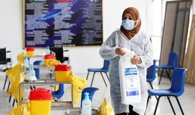 Une professionnelle de santé prépare la vaccination contre le coronavirus en Tunisie. (Reuters/File)