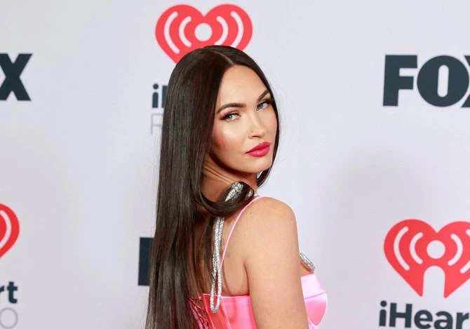 Megan Fox porte les chaussures d’une créatrice arabe pour un nouveau tournage