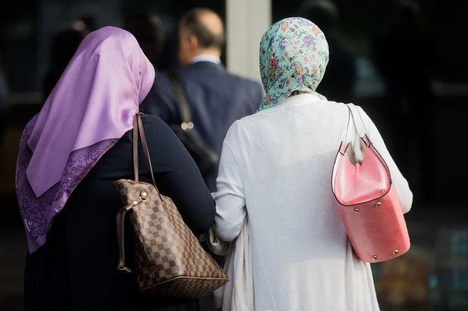 Cela fait des années que le port du hijab, le voile traditionnel qui couvre la tête et les épaules, divise l'Europe et souligne les profondes divergences de vues sur l'intégration des musulmans. (AFP)
