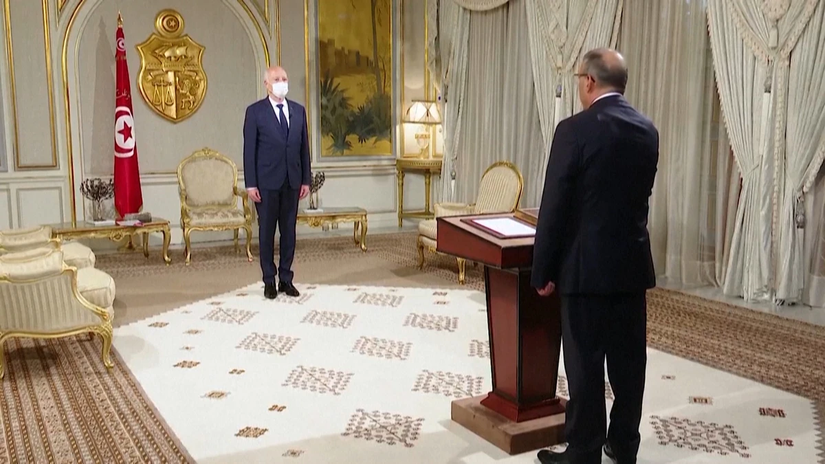 Ridha Garsalaoui prête le serment d'allégeance devant le président tunisien Kais Saïed. (Capture d'écran)