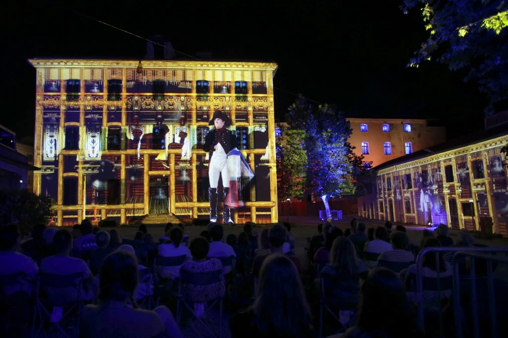 Les spectateurs assistent à un spectacle son et lumière sur la vie de Napoléon Bonaparte à la citadelle d'Ajaccio alors que le complexe historique ouvre pour la première fois au public depuis 1492 (AFP)