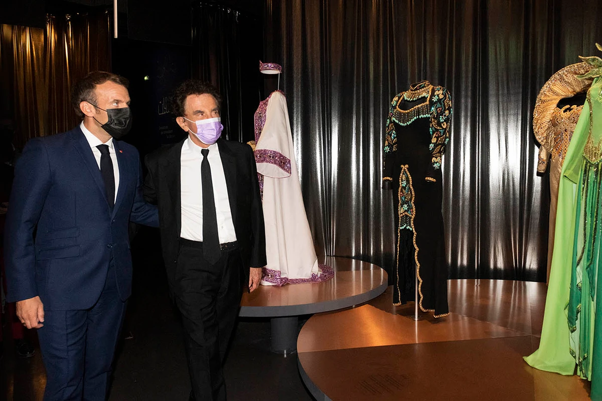 Le président français, Emmanuel Macron, a visité l’exposition Divas, organisée par l’Institut du monde arabe, aux côtés de Jack Lang. Photo IMA / Alice Sidoli