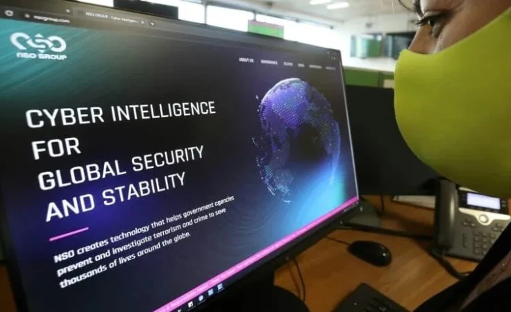 Une femme regarde le site du logiciel d'espionnage Pegasus de la société israélienne NSO le 21 juillet 2021 à Nicosie. Archives AFP