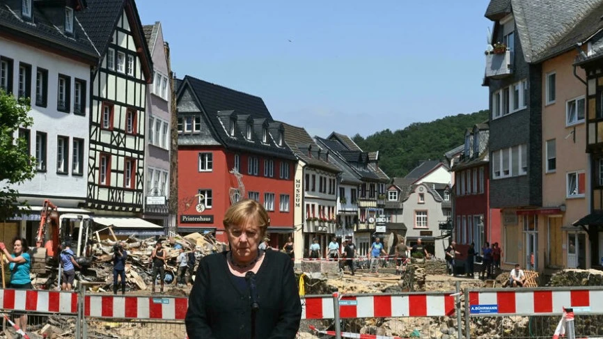 La chancelière allemande Angela Merkel dans la ville sinistrée de Bad Munstereifel, le 20 juillet 2021. CHRISTOF STACHE POOL/AFP