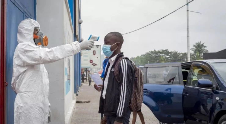 Un élève fait mesurer sa température avant d'entrer à l'école, lors de la reprise des cours après le confinement du Covid-19 à Kinshasa, capitale du RDC Congo le 10 août 2020. (Archives/AFP)