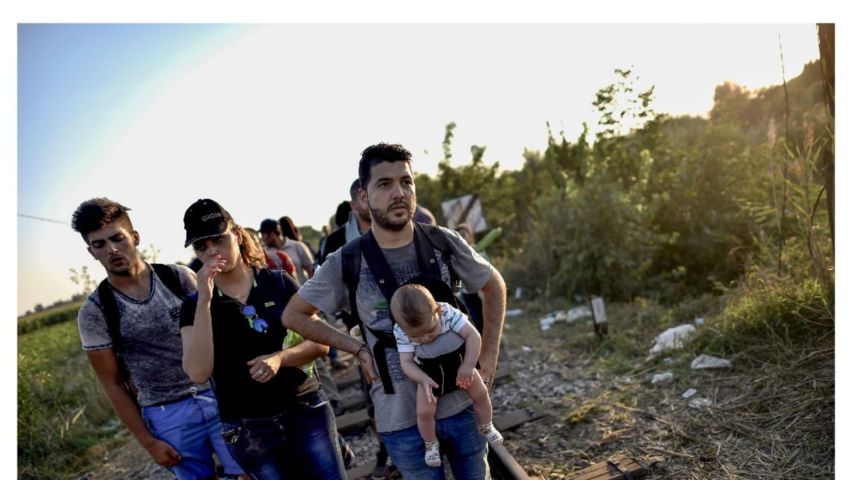 Ahmed, Alia et Adam migrants irakiens clandestins sur la route des Balkans en septembre 2015 (en haut), réfugiés officiels à Duiven aux Pays-Bas en septembre 2020 (en bas) . Photo d'archive AFP/ARIS MESSINIS