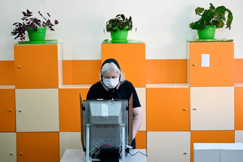 Une femme vote dans un bureau de vote lors des élections législatives du pays à Sofia le 11 juillet 2021. Les Bulgares se rendent aux urnes pour la deuxième fois en trois mois (AFP)