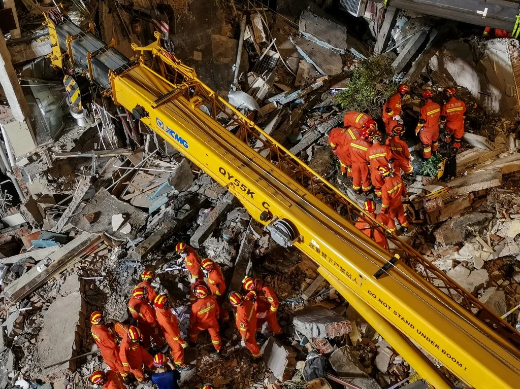 Cette photo montre des sauveteurs cherchant sur le site d'un hôtel après son effondrement, faisant au moins un mort et 10 autres disparus dans la ville de Suzhou, dans la province du Jiangsu, dans l'est de la Chine(AFP)