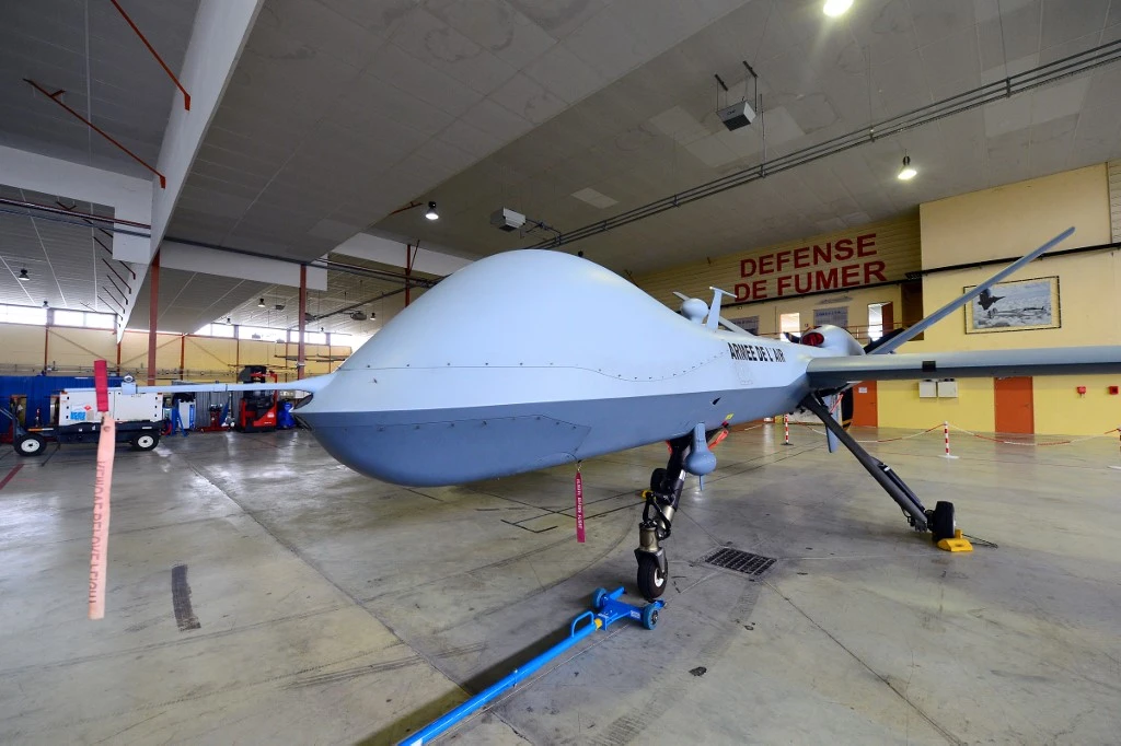 Une photo montre un drone General Atomics MQ-9 Reaper lors d'une visite du ministre français de la Défense à un escadron de drones de l'armée de l'air française à une base aérienne militaire dans le centre de la France (AFP)