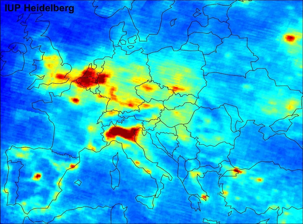 Une photo d'archives publiée par l'Agence spatiale européenne (ESA) d'un détail d'une image globale montrant la densité de colonne verticale (VCD) moyenne européenne de dioxyde d'azote troposphérique (NO2) (AFP)