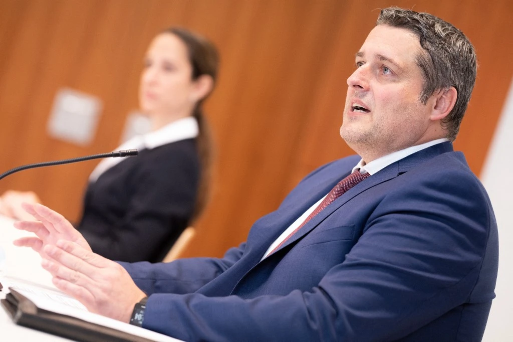 Le président du parquet de Vienne, Nina Bussek et le chef de l'équipe d'enquête «2 novembre», Michael Lohnegger, lors d'une conférence de presse de la direction de la police d'État de Vienne sur l'attaque terroriste du 2 novembre (AFP)