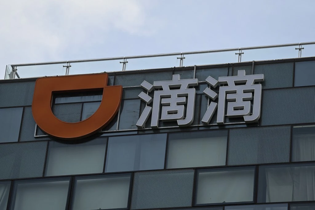 Un logo du géant chinois du covoiturage Didi Chuxing est visible à son siège à Pékin le 2 juillet 2021 (AFP)