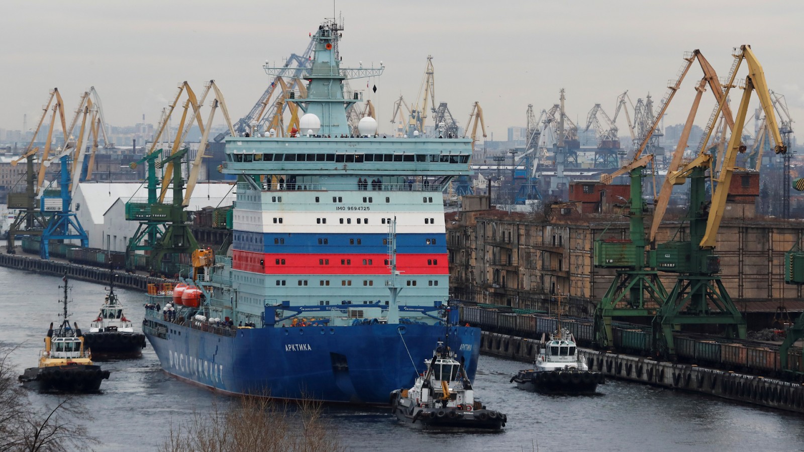 Le brise-glace à propulsion nucléaire Arktika tiré par des remorqueurs alors qu’il commence les essais en mer, à Saint-Pétersbourg, en Russie, le 12 décembre 2019. (Photo d'archives Anton Vaganov/Reuters)