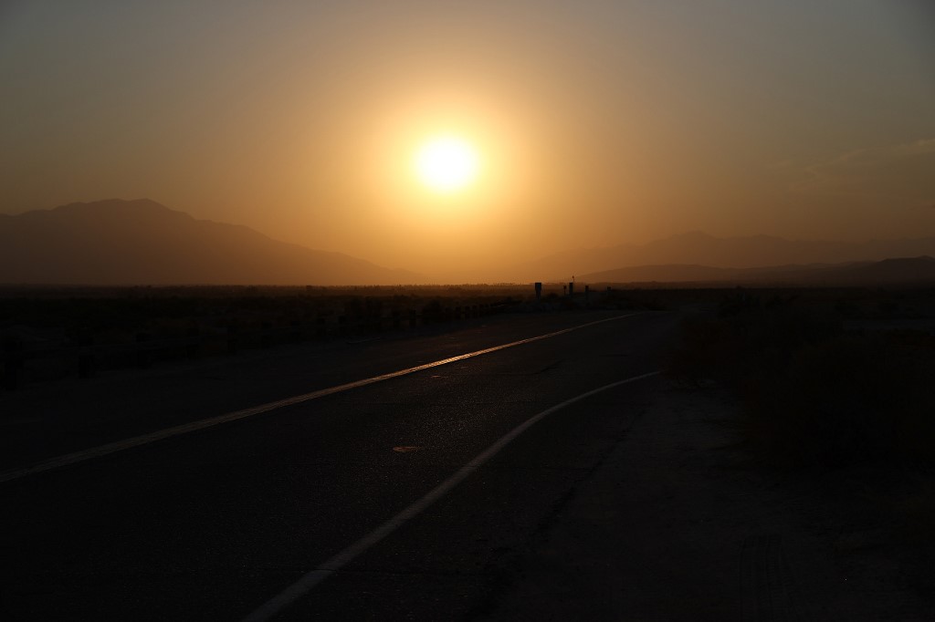 Le soleil commence à se coucher le 11 juillet 2021 à Indio, en Californie.Les modèles climatiques prédisent presque unanimement que les vagues de chaleur deviendront plus intenses et fréquentes à mesure que la planète continue de se réchauffer (AFP)