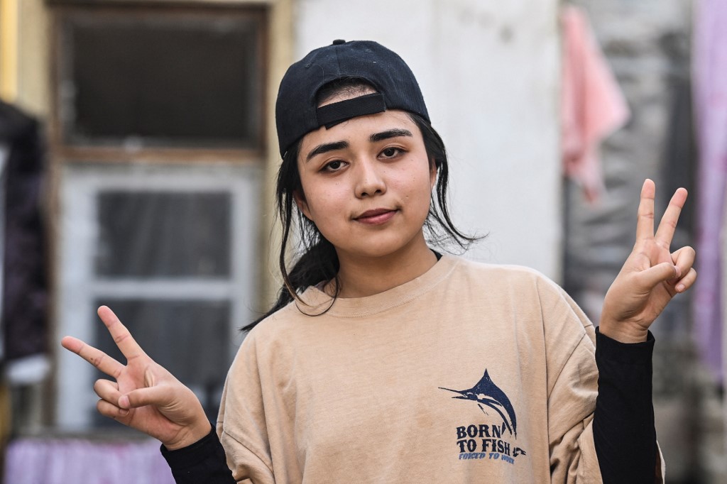 La breakdancer Manizha Talash pose pour une photo à Kaboul. Les talibans ont interdit des dizaines d'activités et de passe-temps apparemment inoffensifs en Afghanistan au cours de leur règne de 1996 à 2001 (AFP)