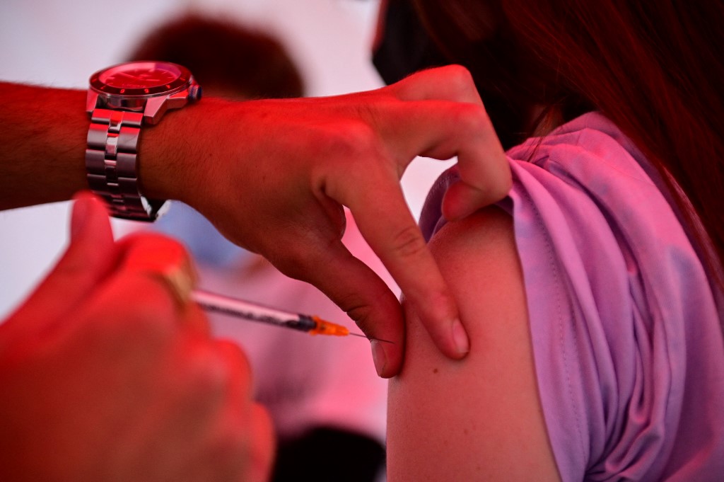 Une femme reçoit une dose de vaccin Comirnaty par Pfizer-BioNTech contre le Covid-dans un centre de vaccination place de la République à Paris (AFP)