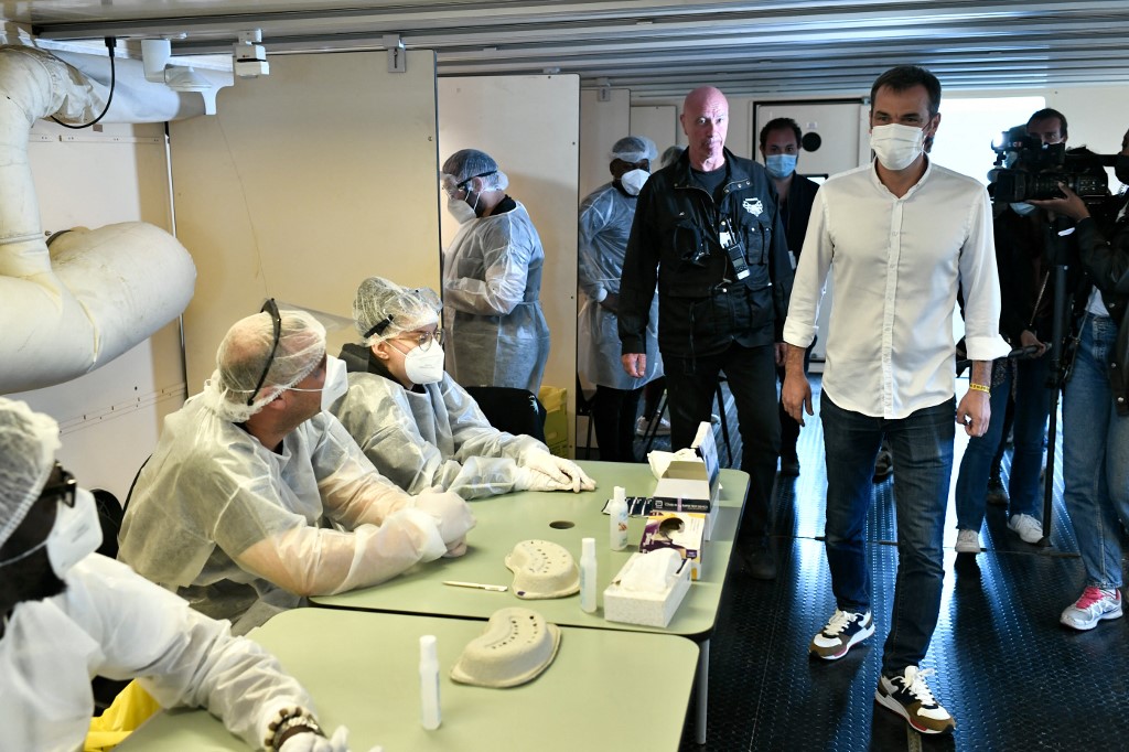 Le ministre français de la Santé Olivier Veran visite une installation de test de dépistage du Covid-19 dédié cette année aux personnels de santé, sur l'hippodrome de Longchamp le 4 juillet 2021, à Paris (AFP)