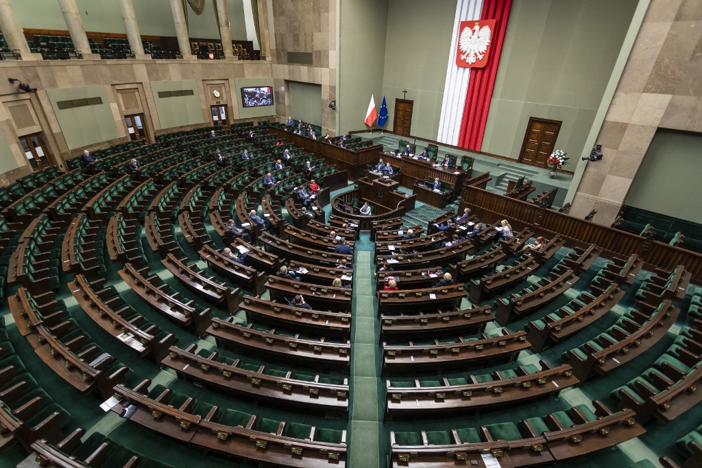 Pologne: le Parlement adopte une loi sur les médias, mais l'avenir de la majorité reste incertain
