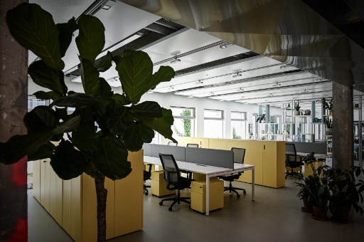 Cette photo prise le 27 mai 2020, montre un espace de travail dans l'espace de coworking Deskopolitan à Paris, après une levée partielle des restrictions de confinement prises pour freiner la propagation de la pandémie.(Philippe Lopez/ AFP)