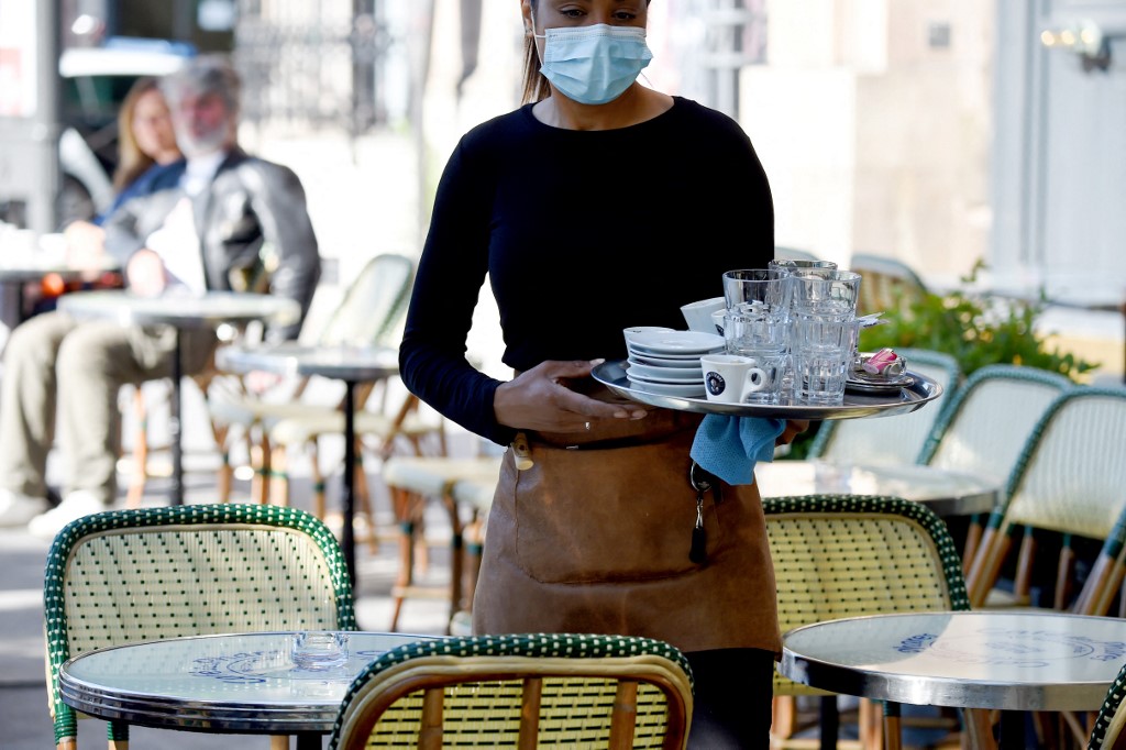 Un scan pour un café: premières heures de l'extension du pass sanitaire