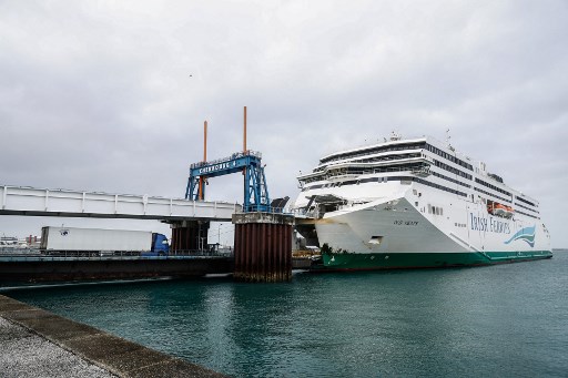 Un camion embarque le W.B. Yeats Ferry, exploité par Irish Ferries, avant son départ vers l'Irlande depuis le port de Cherbourg, dans le nord-ouest de la France, le 2 février 2021. (Sameer al-Doumy/AFP)