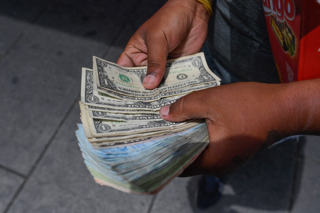 Au Venezuela, «vite se débarrasser de l'argent liquide» avant une réforme monétaire