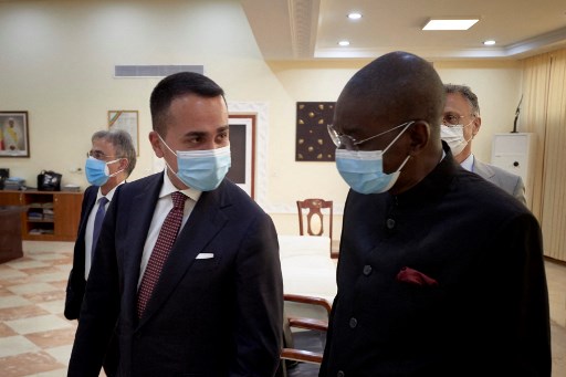 Le Premier ministre malien Moctar Ouane (D) accueille le ministre italien des Affaires étrangères Luigi Di Maio (G) avant une réunion bilatérale dans le cadre d'une visite, à Bamako, le 8 avril 2021. (Michele Cattani / AFP)