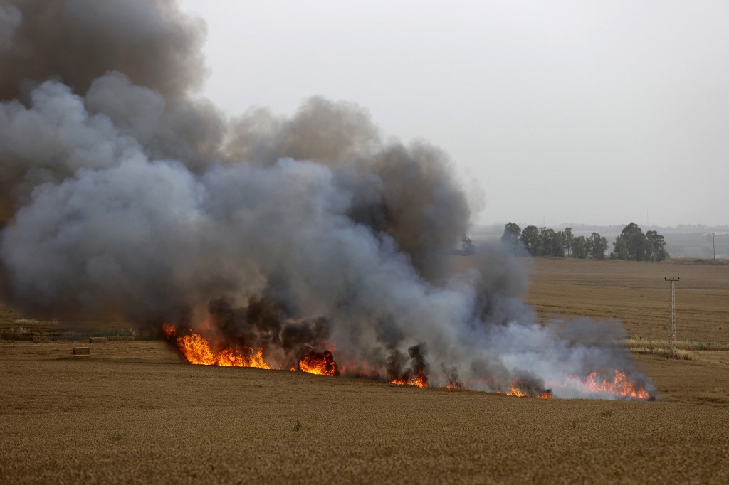 Des ballons incendiaires lancés de Gaza causent des feux en Israël