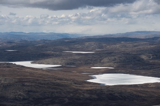 Des régions du Groenland sont vues du ciel alors que le secrétaire d'État américain Antony Blinken effectue une visite aérienne des calottes glaciaires et des fjords près de Kangerlussuaq, au Groenland, le 20 mai 2021.(Saul Loeb/Pool/AFP)