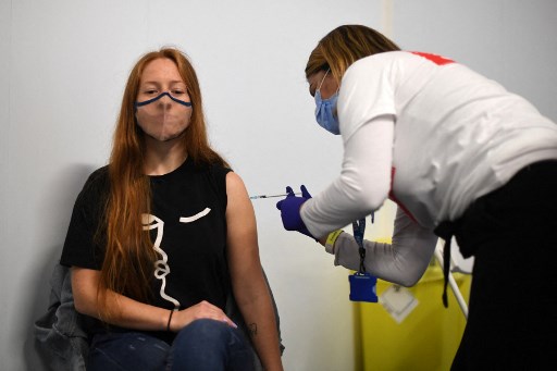 Covid: en Angleterre, les vaccinés ont trois fois moins de chances d'être positifs