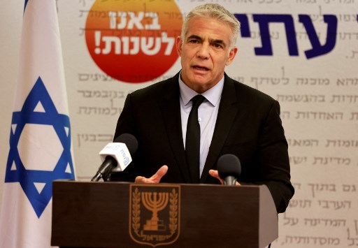 Le ministre israélien des Affaires étrangères Yair Lapid, chef du parti Yesh Atid, prend la parole lors d'une réunion du parti à la Knesset (Parlement) à Jérusalem le 5 juillet 2021. (Menahem Kahana/AFP)