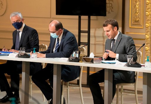 Le président français Emmanuel Macron (à droite), le Premier ministre français Jean Castex (2e à gauche) et le ministre français de l'économie Bruno Lemaire (à gauche), lors d’une rencontre avec les constructeurs automobiles français à l'Élysée à Paris, le 12 juillet 2021. (Michel Euler / Pool / AFP)