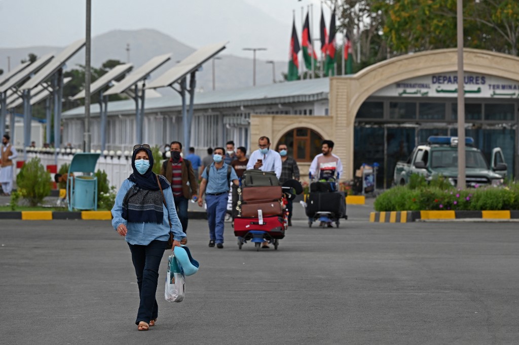 Des passagers sortent des arrivées de l'aéroport international Hamid Karzai de Kaboul le 16 juillet 2021. ( AFP)
