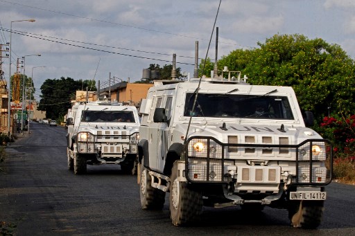 Une unité de la force de maintien de la paix des Nations Unies au Liban (FINUL) patrouille dans le village côtier de Qlaileh, dans le sud du Liban, le 20 juillet 2021. (Mahmoud Zayyat/AFP)