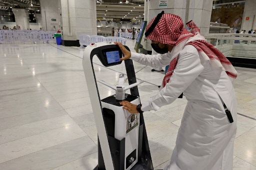 Un employé saoudien travaille sur un robot stérilisateur intelligent à la Grande Mosquée de la ville sainte de La Mecque en Arabie saoudite, lors du pèlerinage annuel du hajj au milieu de la pandémie de COVID-19 le 20 juillet 2021. (Fayez Nureldine /AFP)