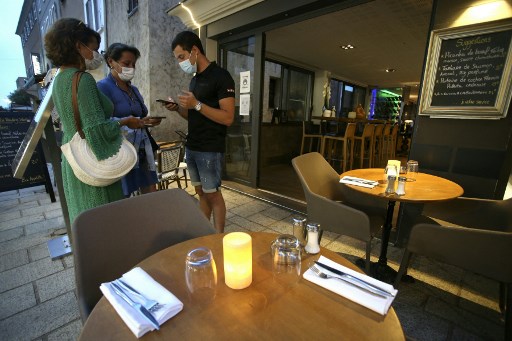 Restaurants, trains et hôpitaux: pass sanitaire réclamé, des doutes pas levés