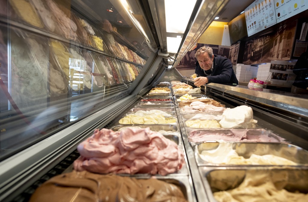 Silvio Molin-Pradel montre fièrement les variétés de glace italienne devant son glacier familial au square Schwedenplatz à Vienne en Autriche le 31 mai 2021. Archives/AFP