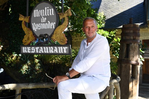 Dans cette photo d'archive prise le 29 juillet 2020, le chef français trois étoiles Michelin Christian Le Squer pose devant le restaurant du Moulin de Rosmadec à Pont-Aven, dans l'ouest de la France. (Fred Tanneau/AFP)