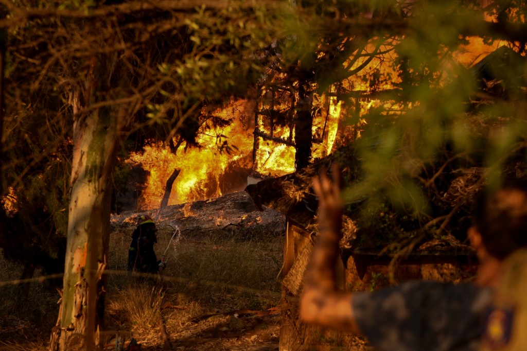 Grèce: les pompiers continuent de lutter contre deux incendies importants