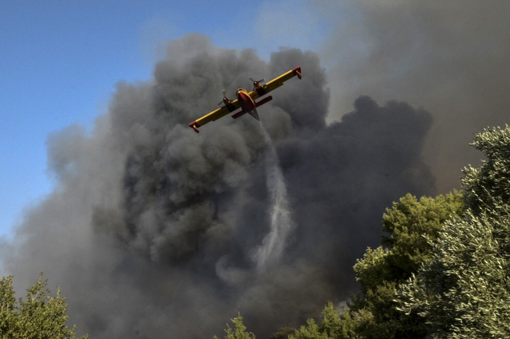 Grèce: l'incendie près de Patras continue de faire rage
