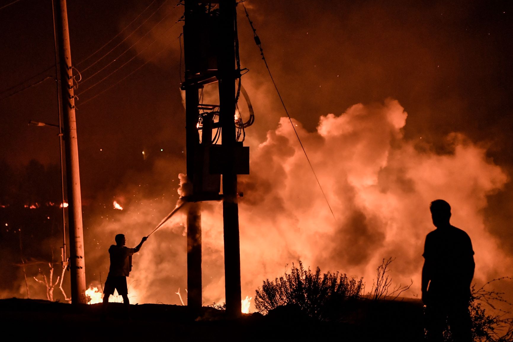 Incendies en Grèce: le mont Parnès en proie aux flammes près d'Athènes