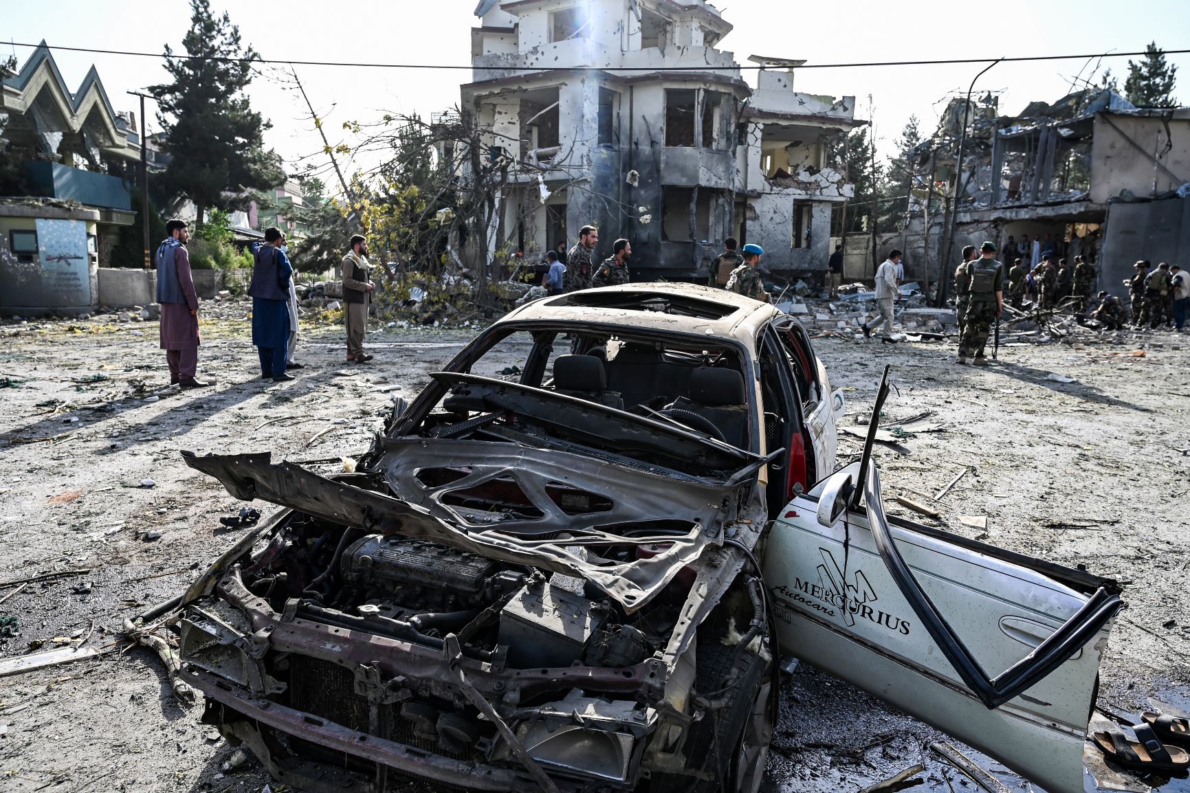 Afghanistan: les talibans revendiquent l'attentat de Kaboul, l'armée défend les villes assiégées
